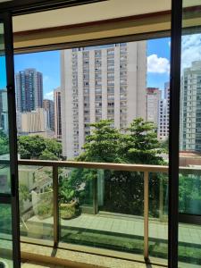 uma vista de uma janela de uma cidade em Flat Pancetti em Belo Horizonte