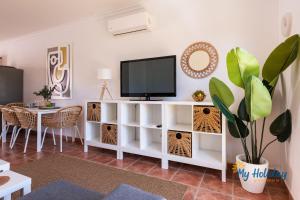 salon z telewizorem na białej półce w obiekcie Duplex by Yumbo w mieście Playa del Ingles