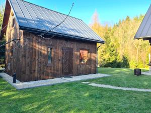 バリグルトにあるDomek w Bieszczadach Mchawa 144の太陽屋根の木造納屋