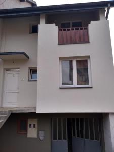 SvešticaにあるApartman Markovićの白い家(ドア、バルコニー付)