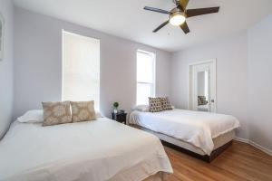 芝加哥的住宿－Lincoln Park Living - Suite 2，一间卧室配有两张床和吊扇