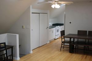 a kitchen and dining room with a table and a ceiling fan at Lincoln Park Living - 3 Queen Beds - Sleeps 6 in Chicago