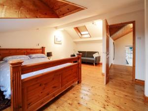 Postel nebo postele na pokoji v ubytování Rivermead Beach House -Modern beach house with indoor pool + 69 fotografií