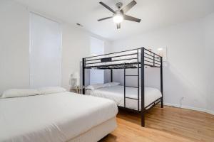 um quarto com 2 camas e uma ventoinha de tecto em Lincoln Park Living - Suite 1 em Chicago