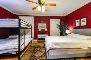 1 Schlafzimmer mit 2 Betten und einem Deckenventilator in der Unterkunft Brownstone in Gold Coast - Downtown in Chicago