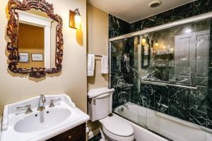 ein Bad mit einem WC, einem Waschbecken und einer Dusche in der Unterkunft Brownstone in Gold Coast - Downtown in Chicago