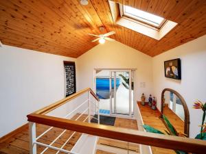 TV a/nebo společenská místnost v ubytování Rivermead Beach House -Modern beach house with indoor pool