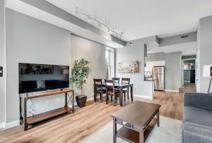 - un salon avec un canapé et une table dans l'établissement 717a - Settle into Soulard 6 Q beds 2 full baths, à Soulard