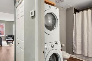 lavadero con lavadora y secadora en 717a - Settle into Soulard 6 Q beds 2 full baths en Soulard