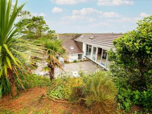 Zahrada ubytování Rivermead Beach House -Modern beach house with indoor pool