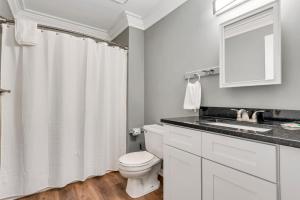 een witte badkamer met een toilet en een wastafel bij 715a - Settle into Soulard 4 beds 2 full baths in Soulard