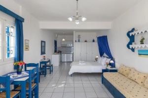 ein Wohnzimmer mit Bett und Küche in der Unterkunft Sea View Studios in Finikas