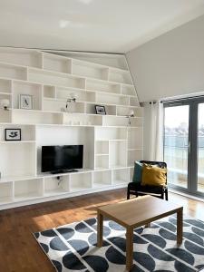 Stay in Style: Modern 2-Bed In Trendy London Area في لندن: غرفة معيشة مع تلفزيون وطاولة قهوة