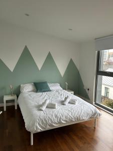 Stay in Style: Modern 2-Bed In Trendy London Area في لندن: غرفة نوم بسرير بحائط هندسي