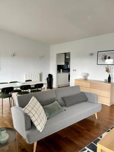 Stay in Style: Modern 2-Bed In Trendy London Area في لندن: غرفة معيشة مع أريكة وطاولة
