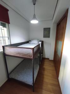 Habitación con cama en la esquina de una habitación en Apartamento Barrionuevo, en Córdoba