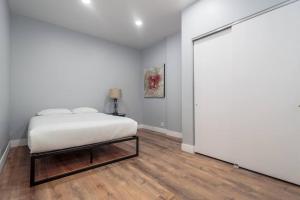 - une chambre avec un lit et une porte coulissante en verre dans l'établissement MTM Fully Furnished Rental in Old Town - 2 beds, à Chicago