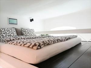 Ένα ή περισσότερα κρεβάτια σε δωμάτιο στο Loft Bed Studio with FREE Parking, 2 Bikes! Self check in, Wi-Fi, AC