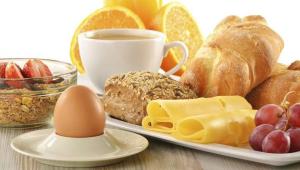 - une assiette de nourriture avec des œufs, du pain et une tasse de café dans l'établissement Guest Room Utrecht, à Utrecht