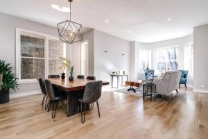 een eetkamer en een woonkamer met een tafel en stoelen bij Immaculate Brand New Condo Downtown in Chicago