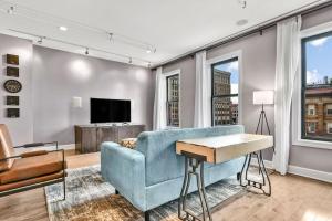 a living room with a blue couch and a tv at Lovely 2-Bedroom Unit in Springfriend in Springfield