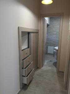 米克洛Aegean View Mikro Pelion的浴室设有梳妆台,内配电视