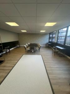 Habitación con mesa, sillas y alfombra blanca en Contemporary Studio in Central East Grinstead, en East Grinstead