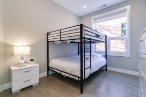 מיטה או מיטות קומותיים בחדר ב-Stunning Condo #2 - Downtown River North