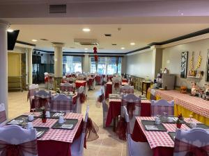 Reštaurácia alebo iné gastronomické zariadenie v ubytovaní El Pozo de la Nieve + 37 fotografií