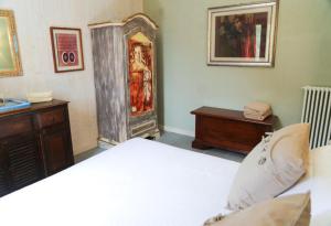 ボルゴ・ヴァル・ディ・ターロにあるBorgo Tiedoliのベッドルーム1室(ベッド1台、ドレッサー、ベッドサイドシックス付)
