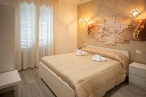 Un dormitorio con una cama con dos toallas encima. en ABT L'AURA, en Palermo