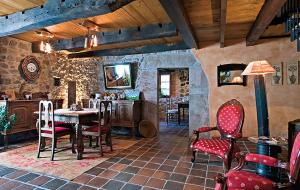 une salle à manger avec une table et des chaises dans une pièce dans l'établissement La Portiella del Llosu, à Pandiello 1 autre photo