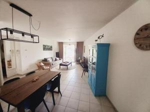 a living room with a wooden table and a living room at Arcachon Hyper Centre - spacieux appartement 2 chambres parking et terrasse in Arcachon