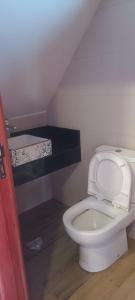 bagno con servizi igienici bianchi in camera di Ñande renda a Ciudad del Este