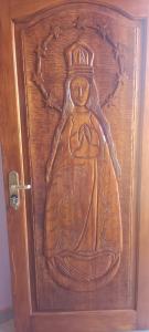a wooden door with a painting of a god on it at Ñande renda in Ciudad del Este