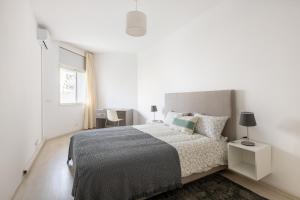 - une chambre blanche avec un lit et une fenêtre dans l'établissement Appt charmant, cœur d'Agdal., à Rabat