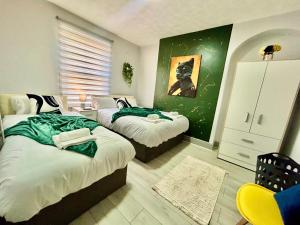 Ένα ή περισσότερα κρεβάτια σε δωμάτιο στο 6 bedroom house - Contractors, Crew, Group, Family