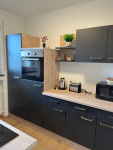 a kitchen with a black refrigerator and a counter at Bruchköbel 3 auch für Monteure in Bruchköbel