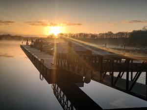 Päikesetõus või päikeseloojang puhkemaja juurest või lähedalt vaadatuna
