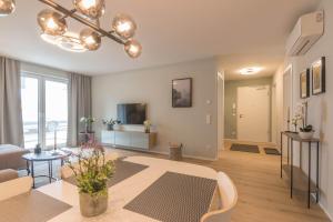 - un salon avec un canapé et une table dans l'établissement Premium Business Appartement Wiesbaden, à Wiesbaden