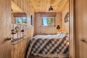 sypialnia z łóżkiem w drewnianym pokoju w obiekcie Entire cottage in Algonquin Highlands Canada w mieście Algonquin Highlands