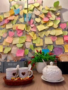 una pared llena de muchas notas pegajosas en Lesuite en Nápoles