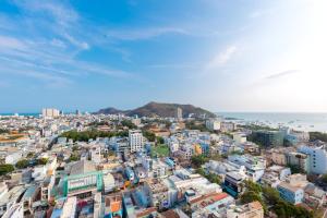 een stad met gebouwen en de oceaan op de achtergrond bij Silver Sea Tower in Vung Tau