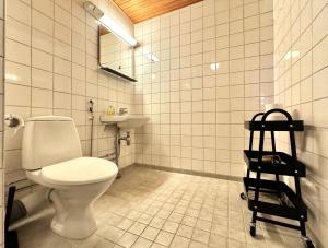 uma casa de banho com um WC e um lavatório em DownTown Rooms And Sauna em Helsínquia