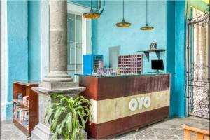 a lobby with a counter with an omo sign on it at OYO Hotel Casona Poblana in Puebla
