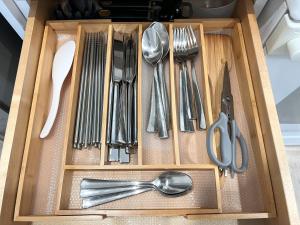 un cajón con utensilios en una caja de madera en Victory House, en Burnaby