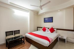 博帕尔Hotel O Mohit Regency的卧室里有一张大床，配有红色枕头 更多29张照片