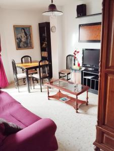 uma sala de estar com um sofá e uma mesa em Room in Shared apartment with Parking em Almuñécar