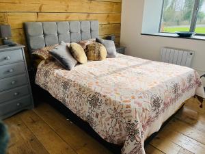 - un lit avec des oreillers dans une chambre dans l'établissement The Corn Store, à St Austell