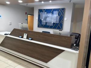 a reception desk in a waiting room at Holiday Inn Express Birmingham Irondale East, an IHG Hotel in Birmingham